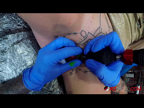❤️ Sully Savage, une chaudasse extrêmement tatouée, s'est fait tatouer le clitoris. ❤ Porno de qualité at fr.kiss-x-max.ru